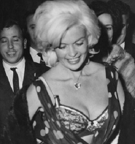 Lịch sử...chiếc áo lót của phụ nữ qua hình ảnh - 18 Nữ diễn viên Jayne Mansfield bị lộ nội y khi đang vui chơi tại một hộp đêm ở Rome hồi năm 1962.