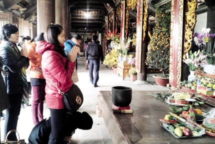 Nổi da gà với các bài khấn ở lễ hội - 1 Khó phân biệt ai khấn thật, ai khấn hộ. Ảnh: Q.T