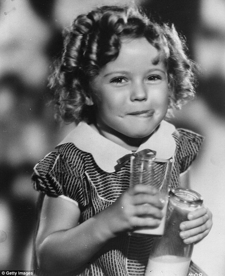 Dấu mốc sự nghiệp đáng nhớ của "sao nhí" Mỹ vừa qua đời - 2 Nữ diễn viên nhí Shirley Temple xuất hiện trong phim “Heidi” (1937).
