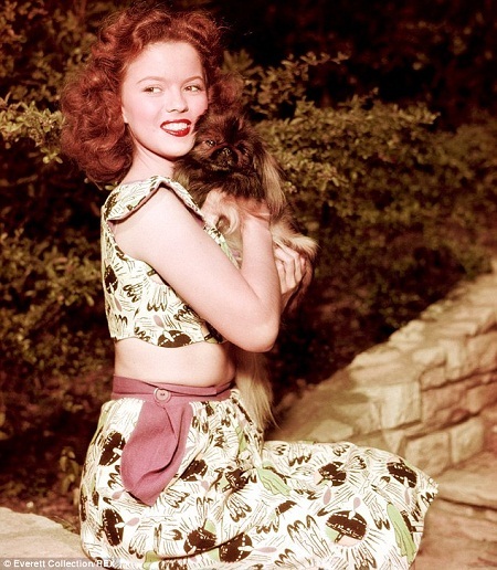 Dấu mốc sự nghiệp đáng nhớ của "sao nhí" Mỹ vừa qua đời - 3 Nữ diễn viên nhí Shirley Temple xuất hiện trong phim “Heidi” (1937).