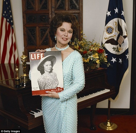 Dấu mốc sự nghiệp đáng nhớ của "sao nhí" Mỹ vừa qua đời - 5 Shirley Temple chụp hình năm 1990 với cuốn tạp chí Life có in hình bà.