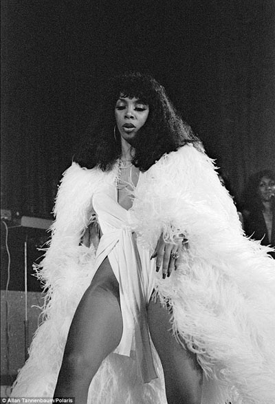 Thời trang siêu gợi cảm trong phim nhận 10 đề cử Oscar - 16 Nữ ca sĩ nhạc dance Donna Summer.