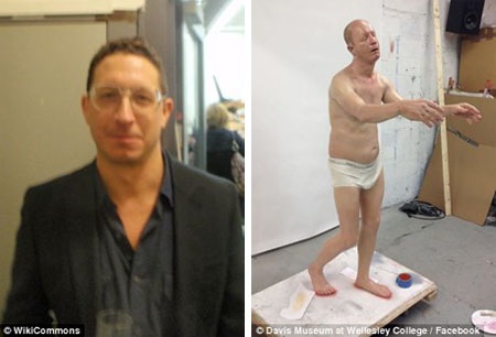 Nhà điêu khắc Tony Matelli (trái). Bức tượng khi còn chưa được hoàn thiện (phải).