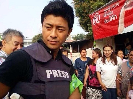 Phóng viên Nhật Bản đẹp trai khiến người biểu tình Bangkok tan chảy