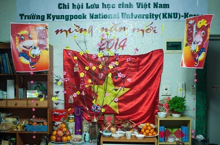 Lưu học sinh Việt Nam tại Hàn Quốc đón Tết Giáp Ngọ - 3 Lá cờ đỏ sao vàng là tâm điểm của phông trang trí mừng năm mới Giáp Ngọ 2014