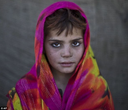 Chuyện về những em bé khốn khổ ở Afghanistan - 3 Em Nazmina Bibi, 7 tuổi, hiện đang sống cùng gia đình trong một khu ổ chuột nghèo nàn.