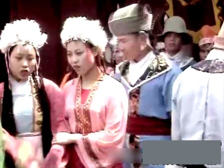 Tìm lại những “hạt sạn” trong “Tây Du Ký” (1986) - 33 Đơn giản bởi số lượng diễn viên quần chúng có hạn mà số cảnh cần huy động lại quá nhiều.