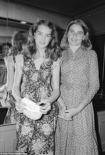 Thời trang siêu gợi cảm trong phim nhận 10 đề cử Oscar - 21 Hai nữ diễn viên Brooke Shields và Mariel Hemingway cũng tới hộp đêm.
