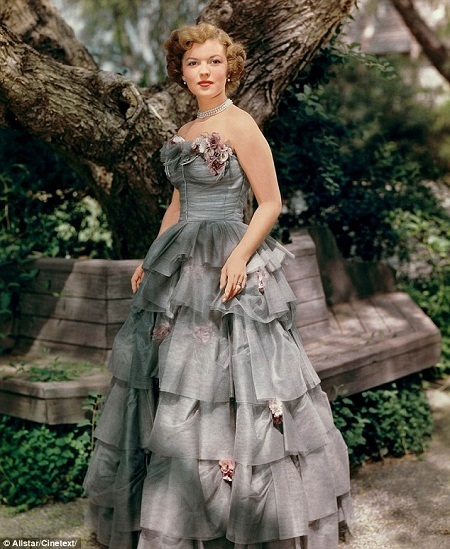 Dấu mốc sự nghiệp đáng nhớ của "sao nhí" Mỹ vừa qua đời - 10 Shirley Temple từng một thời là ngôi sao điện ảnh có thu nhập cao nhất Hollywood.