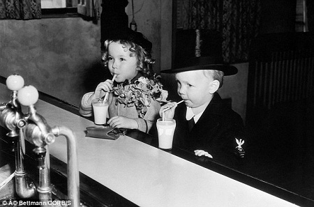 Dấu mốc sự nghiệp đáng nhớ của "sao nhí" Mỹ vừa qua đời - 13 Shirley Temple trong một “buổi hẹn hò”, bức hình hài hước được thực hiện năm 1934.