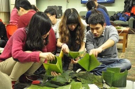 Tết Giáp Ngọ 2014 của lưu học sinh trường ĐH bang Colorado, Mỹ - 1 Hào hứng lần đầu tự tay gói chiếc bánh quê hương