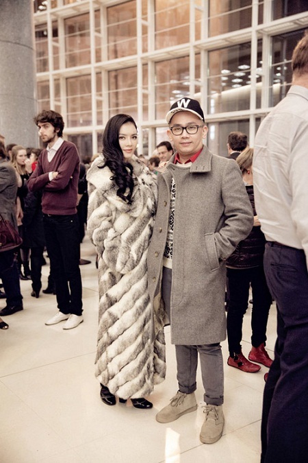 Lý Nhã Kỳ diện áo choàng lông sang trọng đi xem opera cùng chuyên gia trang điểm Minh Lộc