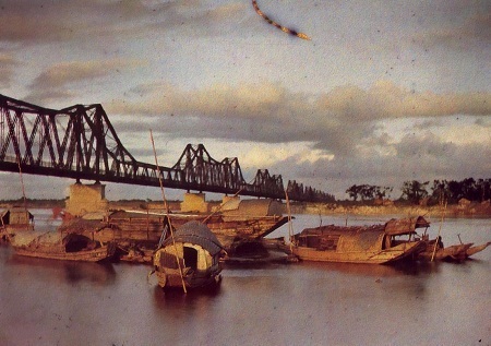 Cầu Long Biên trong ảnh của nhiếp ảnh gia người Pháp Léon Busy, chụp vào khoảng năm 1915-1920.