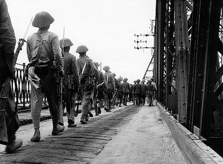 Hình ảnh cầu Long Biên trong ngày giải phóng thủ đô Hà Nội năm 1954.