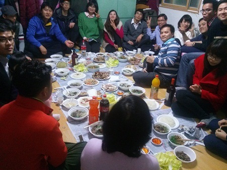 Lưu học sinh Việt Nam tại Hàn Quốc đón Tết Giáp Ngọ - 4 Lá cờ đỏ sao vàng là tâm điểm của phông trang trí mừng năm mới Giáp Ngọ 2014