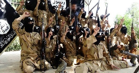 Sốc trước hình ảnh em bé 4 tuổi cầm súng ở Syria - 4 Sốc trước hình ảnh em bé 4 tuổi cầm súng ở Syria