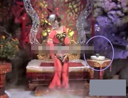 Tìm lại những “hạt sạn” trong “Tây Du Ký” (1986) - 6 Trong cảnh Tôn Ngộ Không chui vào bụng Thiết Phiến công chúa, chiếc bình “lúc ẩn lúc hiện”.
