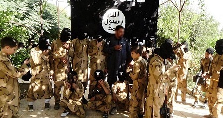 Sốc trước hình ảnh em bé 4 tuổi cầm súng ở Syria - 5 Sốc trước hình ảnh em bé 4 tuổi cầm súng ở Syria