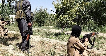 Sốc trước hình ảnh em bé 4 tuổi cầm súng ở Syria - 6 Sốc trước hình ảnh em bé 4 tuổi cầm súng ở Syria