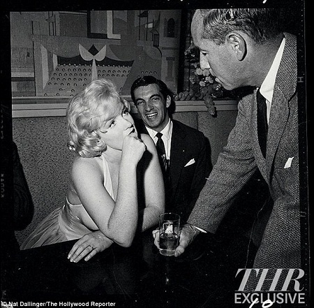 Ở mọi cuộc vui, Marilyn Monroe luôn là tâm điểm chú ý và vây quanh cô luôn là các quý ông lịch lãm.