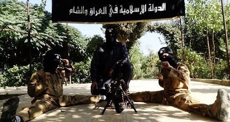 Sốc trước hình ảnh em bé 4 tuổi cầm súng ở Syria - 7 Sốc trước hình ảnh em bé 4 tuổi cầm súng ở Syria