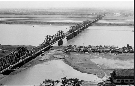 Cầu Long Biên chụp vào thời điểm 1964.