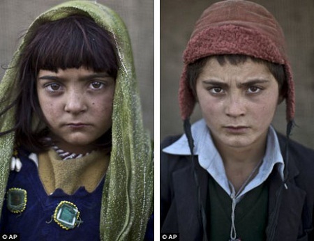 Chuyện về những em bé khốn khổ ở Afghanistan - 9 Hai em Zarlakhta Nawab (bên trái, 6 tuổi) và Awal Gul (bên phải, 12 tuổi).