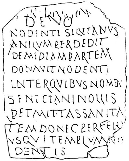 Cận cảnh chiếc nhẫn vàng với dòng chữ Latin rõ nét.