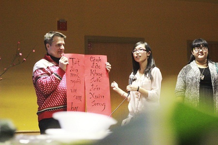 Từng đội lên thuyết trình về câu
đối và thành phẩm bánh chưng