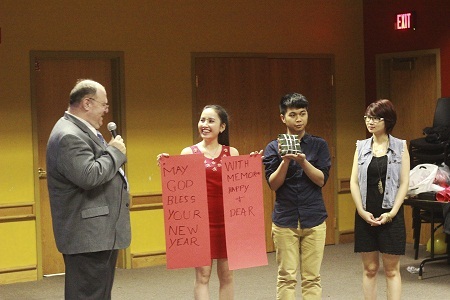 Từng đội lên thuyết trình về câu
đối và thành phẩm bánh chưng