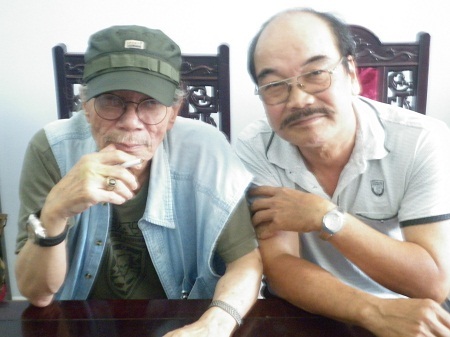 Tác giả kịch bản, nhà văn Nguyễn Hiếu (bìa phải) và đạo diễn- NSND Doãn Hoàng Giang (bìa trái)