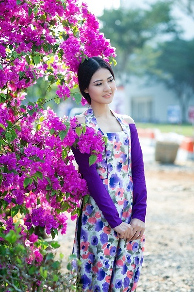 Hoa hậu Trần Thị Quỳnh đẹp kiều diễm giữa vườn hoa xuân - 1 Tin: