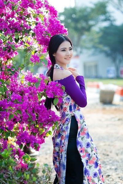 Hoa hậu Trần Thị Quỳnh đẹp kiều diễm giữa vườn hoa xuân - 2 Tin: