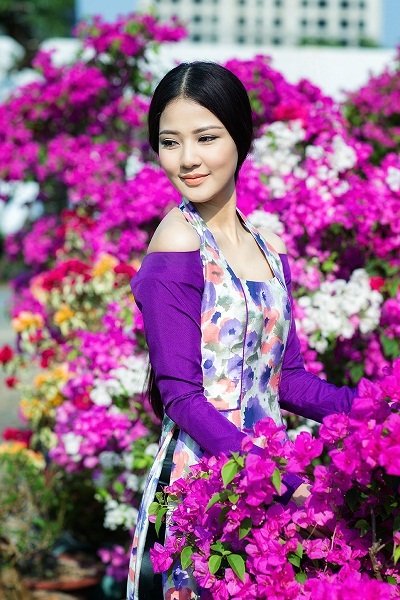 Hoa hậu Trần Thị Quỳnh đẹp kiều diễm giữa vườn hoa xuân - 4 Tin: