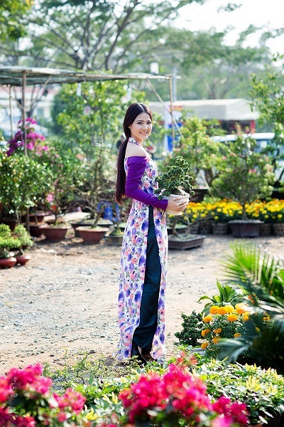 Hoa hậu Trần Thị Quỳnh đẹp kiều diễm giữa vườn hoa xuân - 6 Tin: