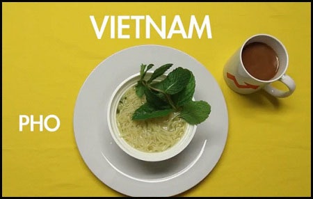 Người Việt Nam thường ăn một tô bún/phở, uống một ly cà phê vào buổi sáng.