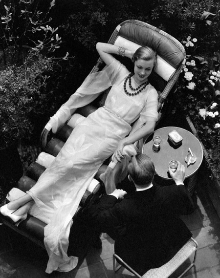 Vẻ đẹp thời trang đẳng cấp ở thời đại của những “Gatsby vĩ đại” - 1 Một bức ảnh thời trang trên tạp chí Vogue (1923).