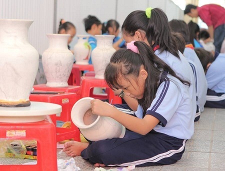 15.000 họa sĩ nhí tranh tài vòng chung khảo Hội thi Nét Vẽ Xanh lần thứ 17 - 1 Các thí sinh say sưa “thổi hồn” cho bình gốm đất.