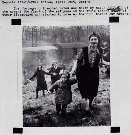 Những bức ảnh có giá trị bằng hàng ngàn câu chữ - 17 Cậu bé kéo người cha say xỉn về nhà.