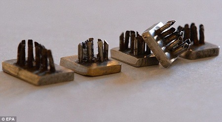 Rợn người trước triển lãm dụng cụ xăm số lên người tù nhân - 1 Những dụng cụ được sử dụng để xăm số lên người Do Thái sống trong trại tập trung Auschwitz.