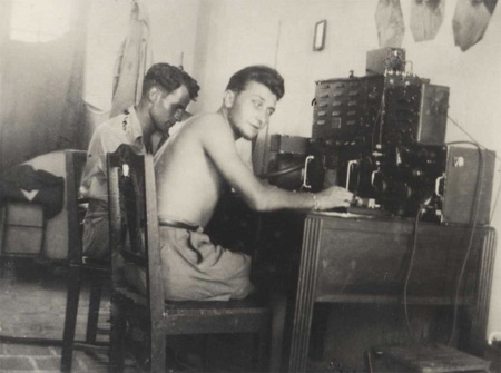Lính Pháp ở Đông Dương những năm 1947-1949 - 1 Hai lính Pháp bên bàn làm việc.