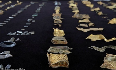 Một chuôi kiếm đã bị vỡ thành nhiều mảnh.