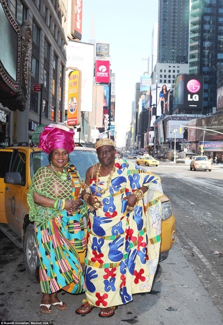 Chuyện một ông vua lái xe taxi gây sốt - 11 Khi trở về Ghana, ông Osei và vợ có cả một dinh thự riêng.