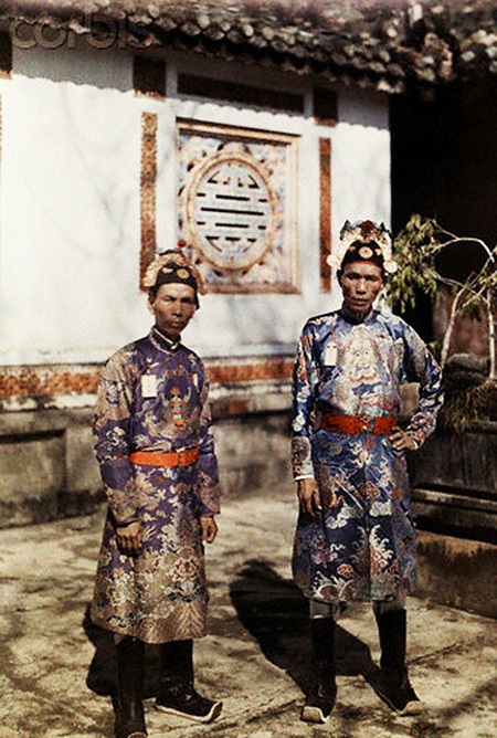 Hình ảnh vua, quan triều Nguyễn - 16 Hai vị quan phục vụ trong triều, ảnh chụp tại Huế năm 1931.