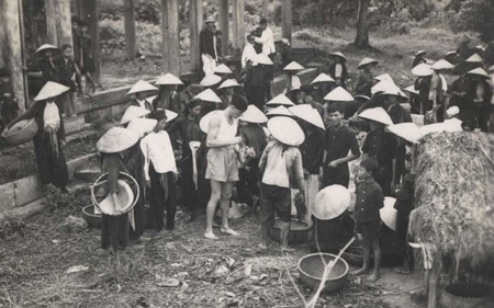 Lính Pháp ở Đông Dương những năm 1947-1949 - 11 Một lính Pháp vào chợ mua bán