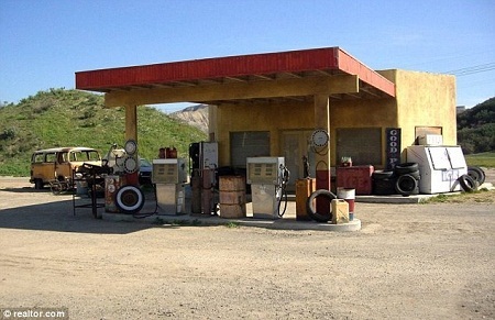 Trường quay đổ nát có giá hơn 158 tỉ đồng - 14 Một cây xăng theo kiểu Afghanistan.