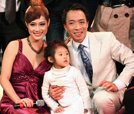 Ca sĩ Việt Hoàn: Muốn sạch đẹp cả tâm hồn và tiếng hát - 1 Ca sĩ Việt Hoàn cùng vợ và con gái.