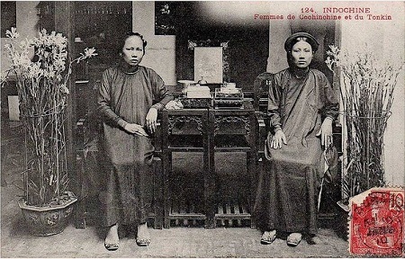 Vẻ đẹp “không thể trộn lẫn” của phụ nữ Việt Nam đầu thế kỷ 20 - 10 Hai người phụ nữ nhà giàu. Ảnh chụp năm 1910.