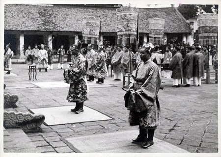 Hình ảnh vua, quan triều Nguyễn - 13 Lễ thiết triều của các quan lại triều Nguyễn, ảnh chụp năm 1926.