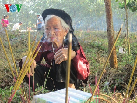 “My day” và câu chuyện của cô gái từ ao làng ra biển lớn - 5 Bà đi chập mộ (ảnh:Vũ Văn Thịnh, 13 tuổi)